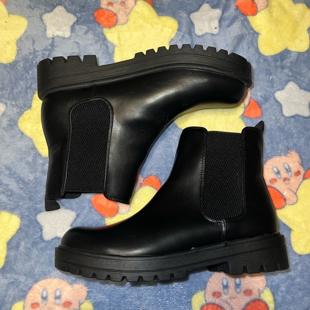 WOMENS 10 PLEATHER CHELSEA BOOTS